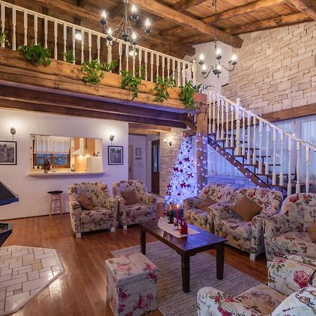Family Villa Lipica With Private Pool And Jacuzzi Pazin Extérieur photo