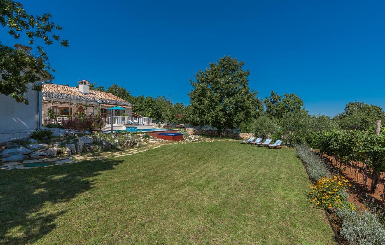 Family Villa Lipica With Private Pool And Jacuzzi Pazin Extérieur photo