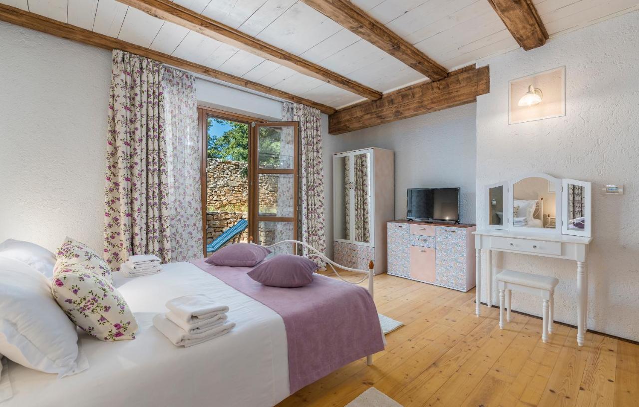 Family Villa Lipica With Private Pool And Jacuzzi Pazin Extérieur photo